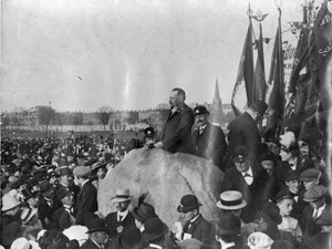1. maj: I 1913 var et af de nye tiltag var en talerstol, der var hugget ud i en enorm granitblok. LO’s formand, C.F. Madsen, var den første taler og indviede samtidig den nye stol.